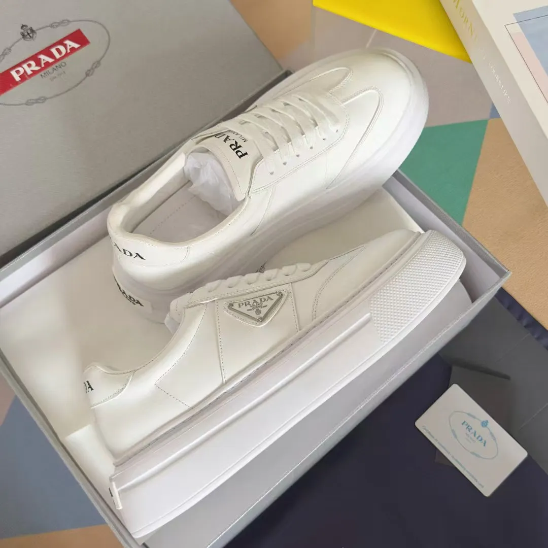 👟👟Ex-factory price 600👟👟 Couple model Prada Latest Couple model Triangle logo Thick sole Casual white shoes Sneakers Original purchase development and production This sneaker combines simple lines and distinctive details into a modern design. The leather upper presents a refined silhouette, with the Prada contrasting logo embellished on the tongue and side inserts. Exquisite packaging at the delivery counter 🛍📦 ▪️Fabric: Original custom imported cowhide material ▪️Lining: Original custom made soft sheepskin ▪️Sole: Original molded non-slip rubber outsole ▪️Sole thickness: 4CM ▪️Size: Women's 35-40 / Men's 39-45